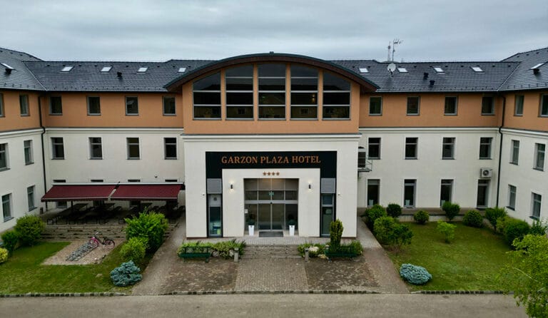 hotel garzon plaza gyor bejarat hotel garzon plaza gyor bejarat