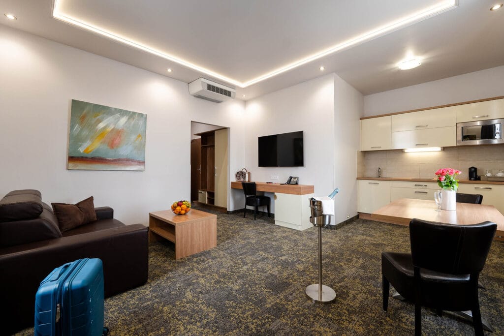 Szobák és apartmanok 9 hotel garzon plaza gyor lakosztaly konyha